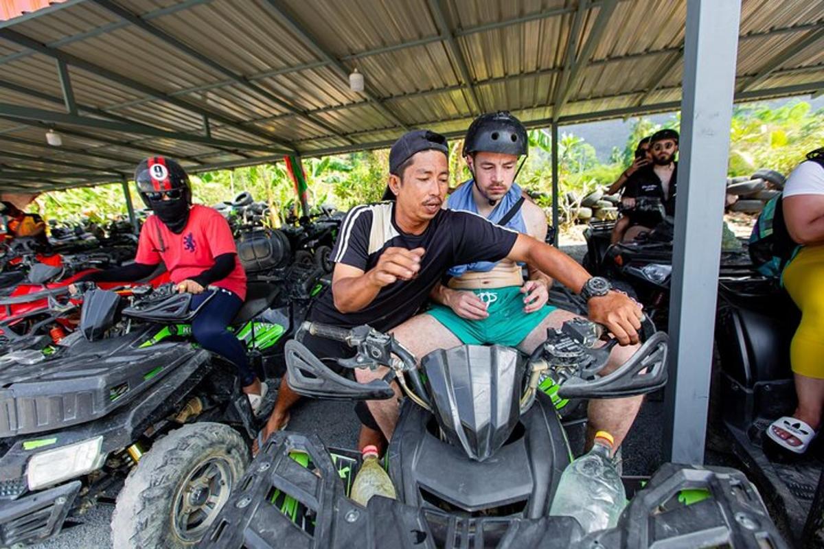 čovjek koji sjedi na stražnjem sjedalu motocikla