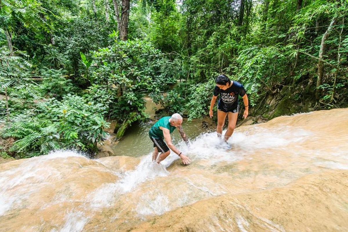 zwei Männer überqueren einen Wasserlauf