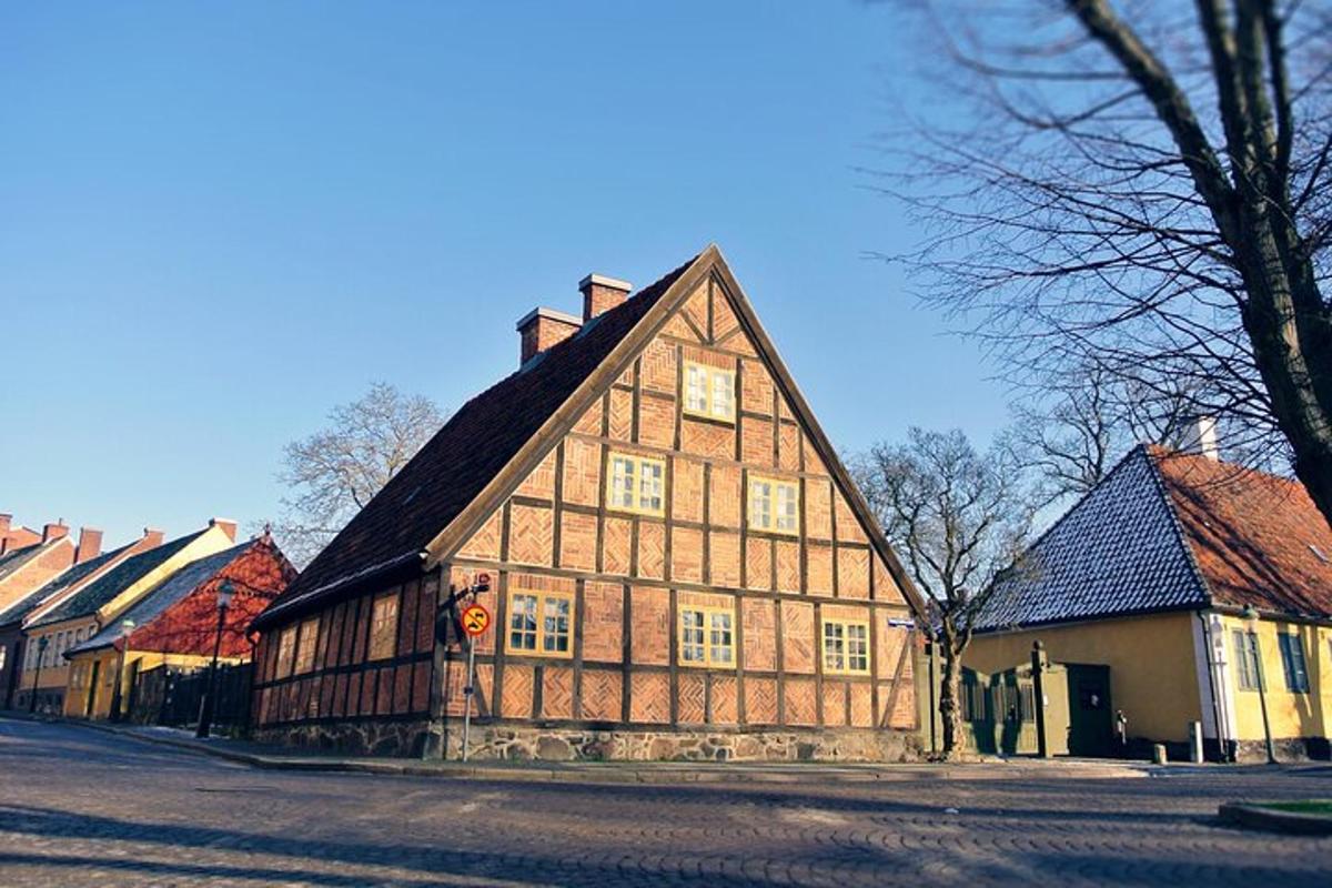 stará dřevěná budova ve městě