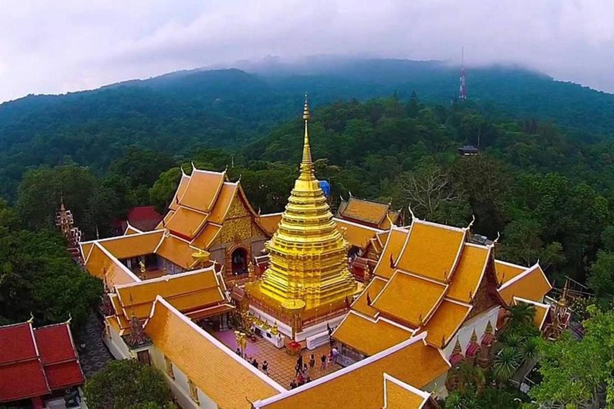 uma vista aérea de um grande edifício com um pagode