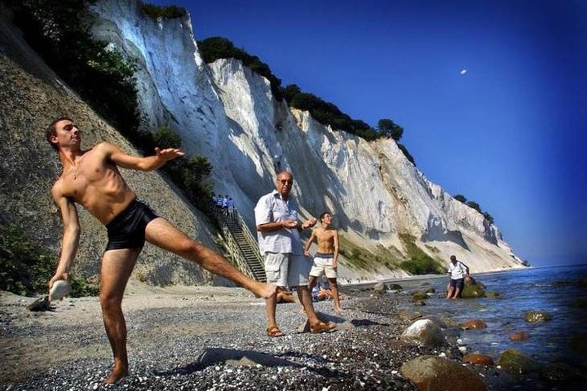 Μια ομάδα ανθρώπων που παίζει φρίσμπι σε μια παραλία