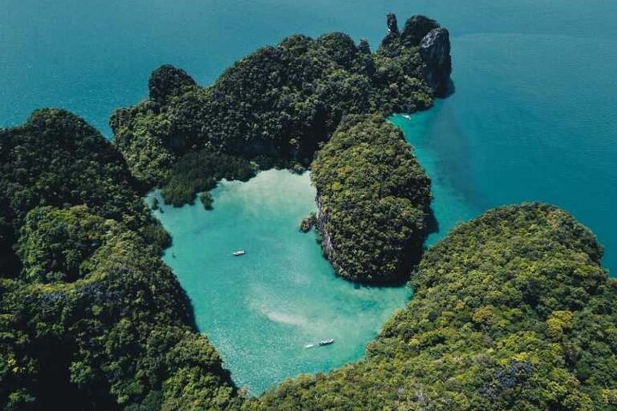 een luchtfoto van een strand met rotsen in het water