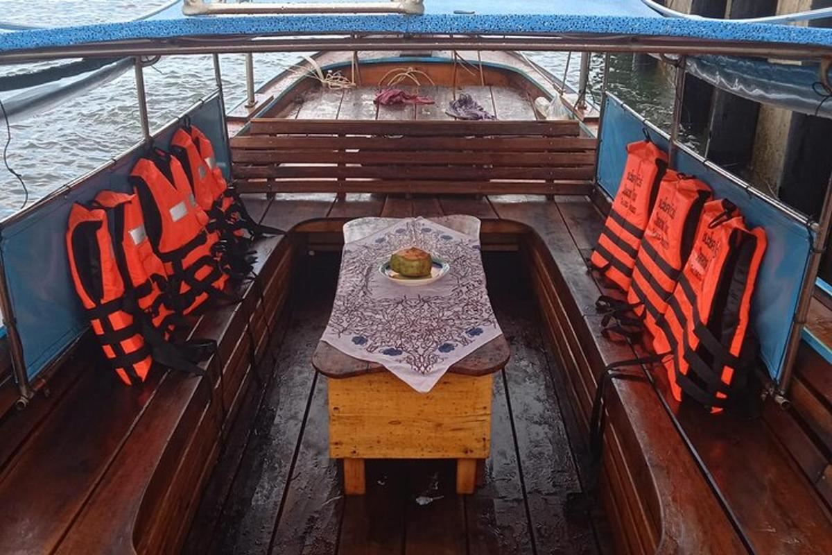 een tafel en stoelen op een boot in het water