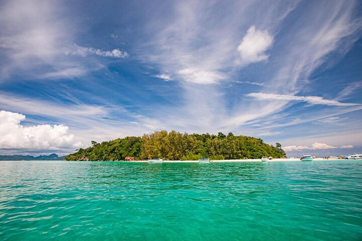 eine kleine Insel inmitten eines Gewässers