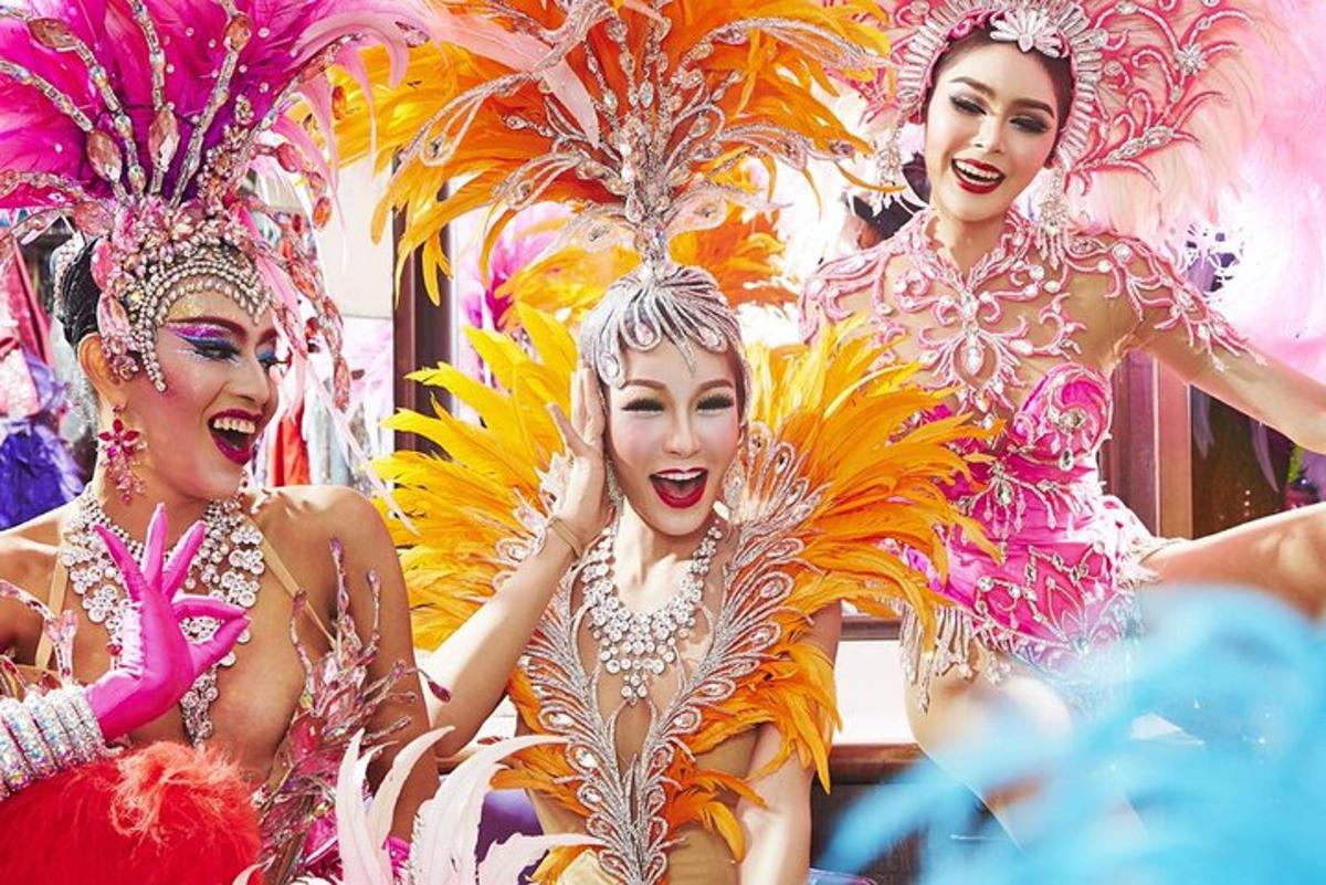 tre donne in costumi colorati che posano per una foto