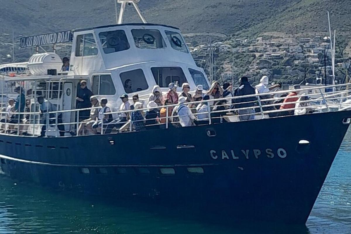 grupp inimesi paadis vees