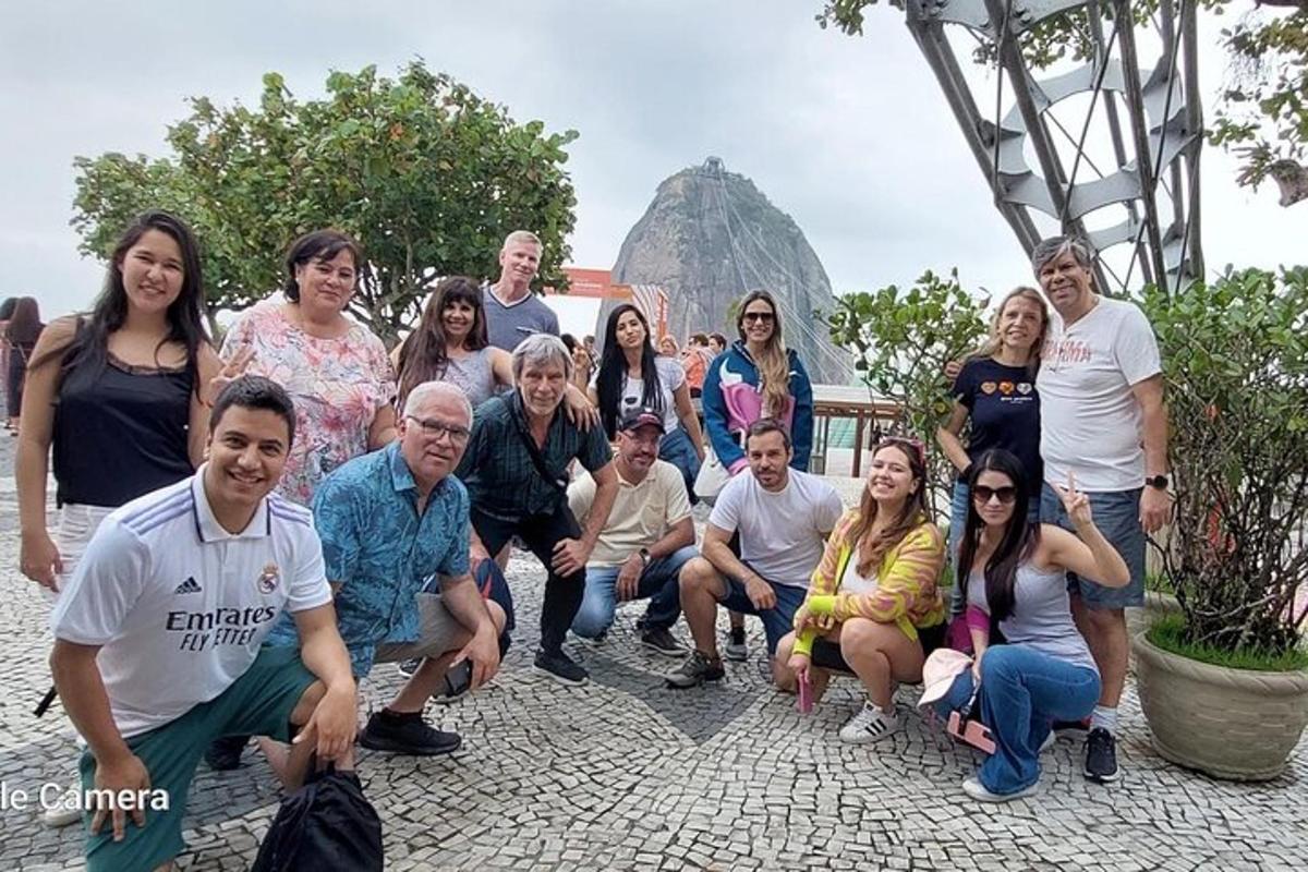 un grupo de personas posando para una foto