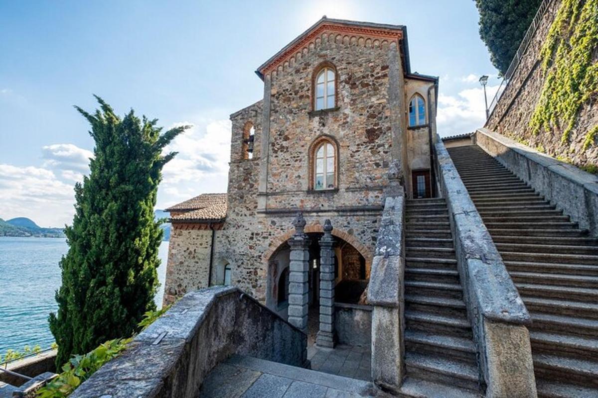 un edificio in pietra con scale accanto all'acqua