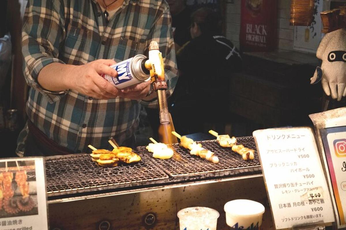 egy férfi grillen süti az ételt