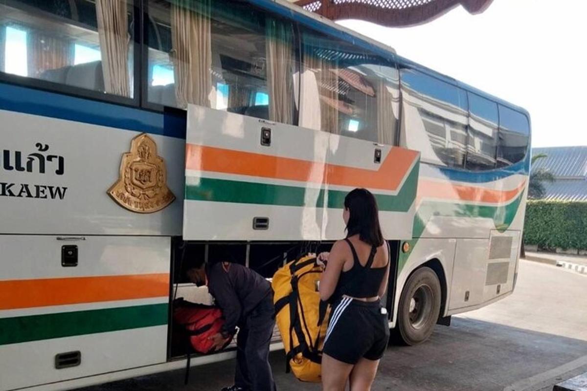 ein Mann und eine Frau laden Gepäck in einen Bus