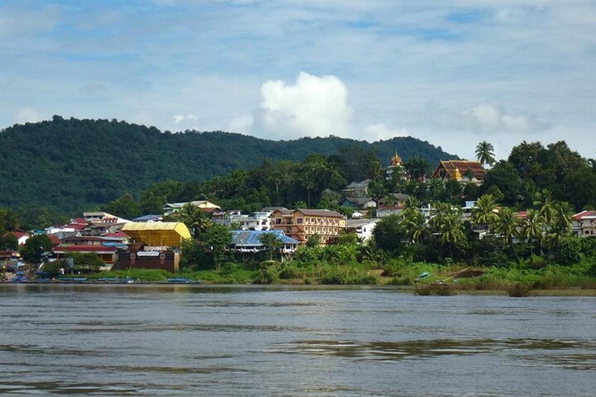 eine Stadt am Ufer eines Flusses