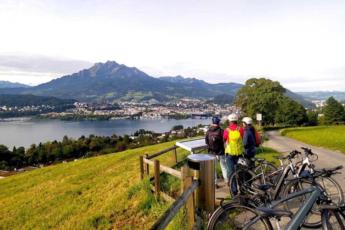 un gruppo di persone in piedi su una collina con le biciclette