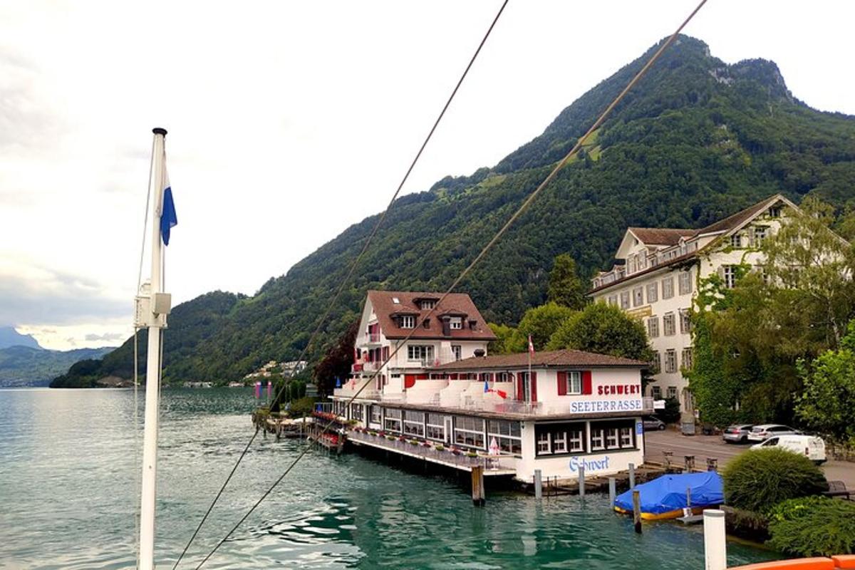un gruppo di edifici sull'acqua accanto a una montagna