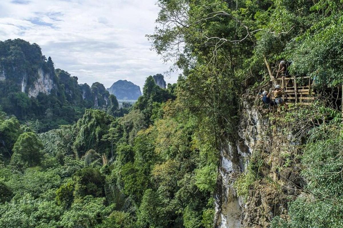 um grupo de pessoas escalando a encosta de uma montanha