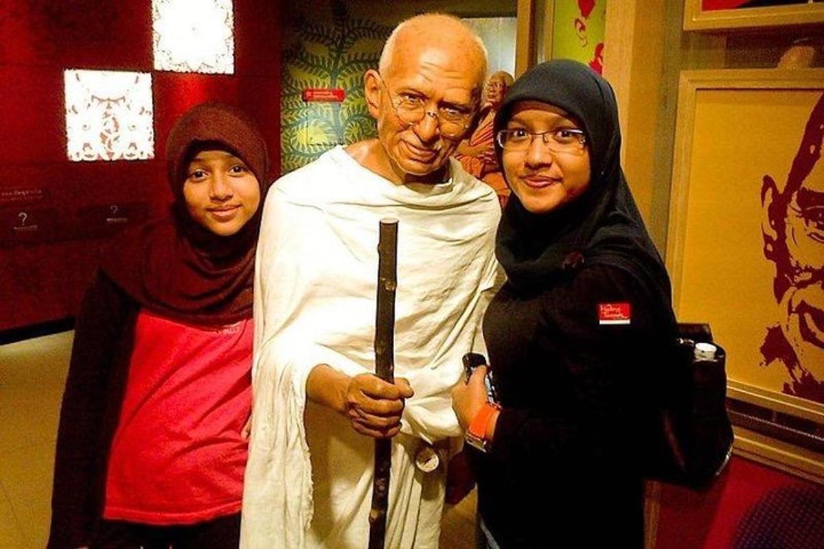 un homme et deux femmes posant pour une photo