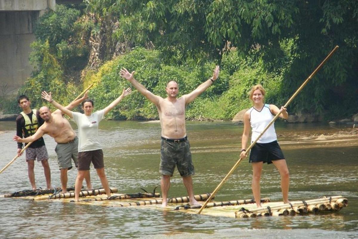 un gruppo di persone in piedi su una zattera in acqua