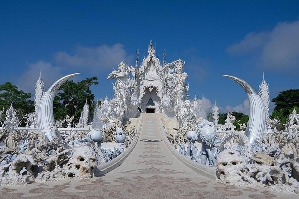 Un templo blanco con un camino que conduce a un edificio.