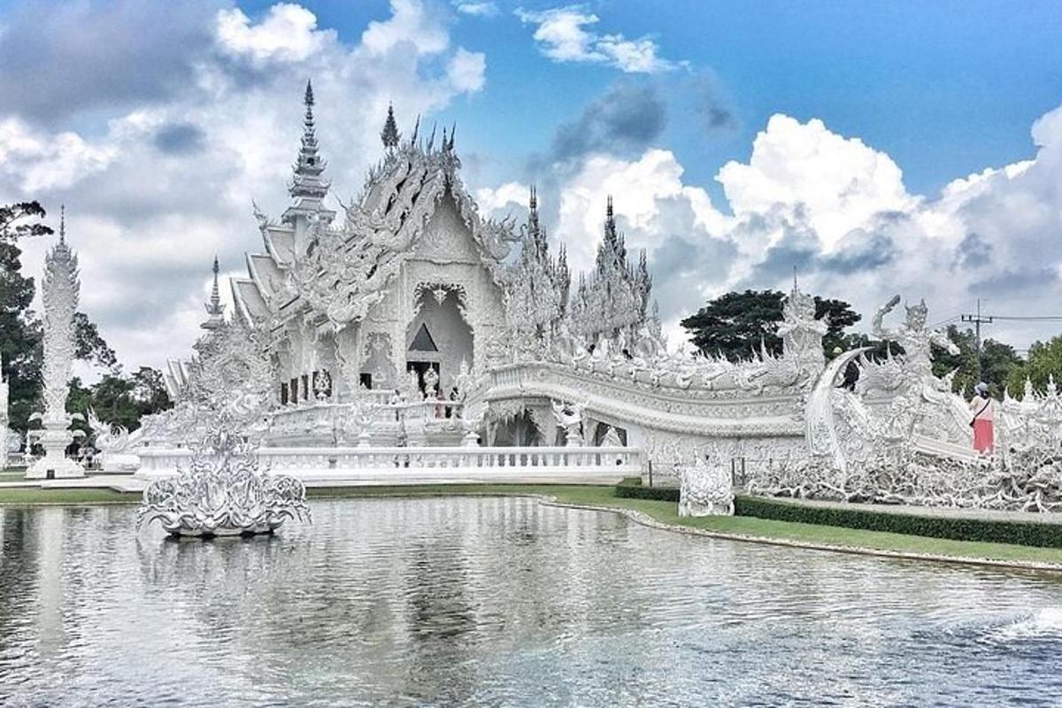 un temple blanc amb un estany al davant