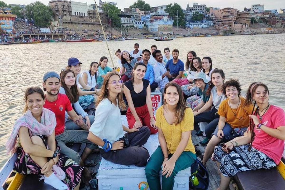 um grupo de pessoas sentadas em um barco na água