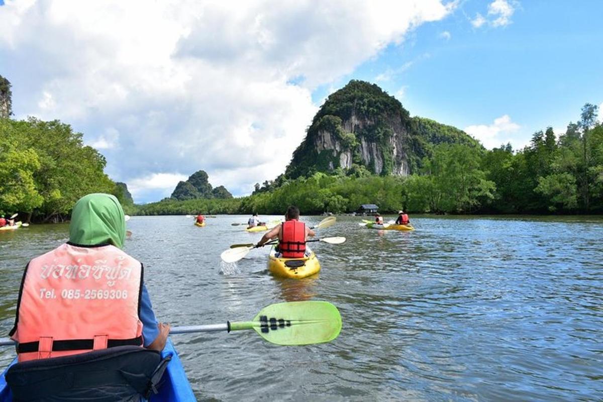 một nhóm người đang chèo thuyền kayak trên sông