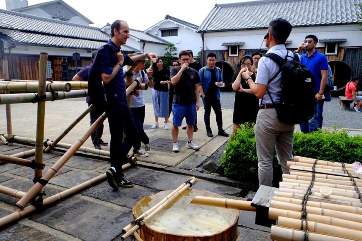 un gruppo di persone che scatta foto di uno strumento a percussione