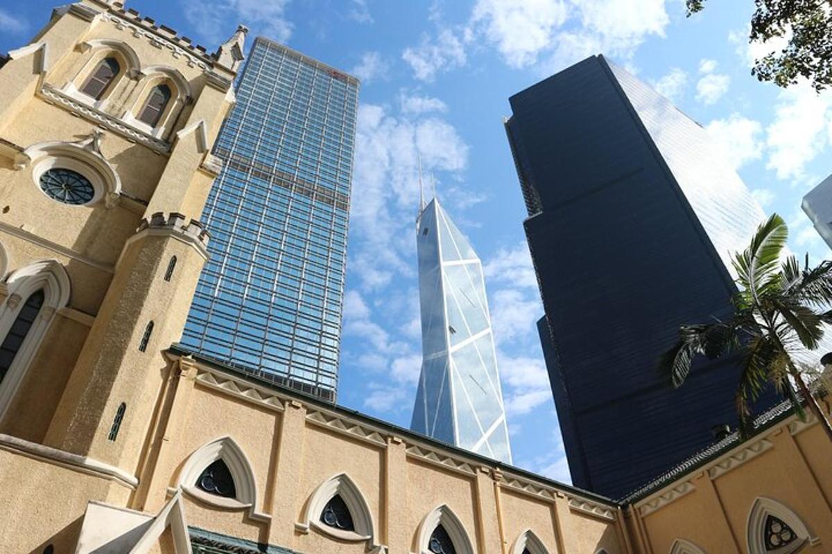 時計塔と高い超高層ビルのある建物