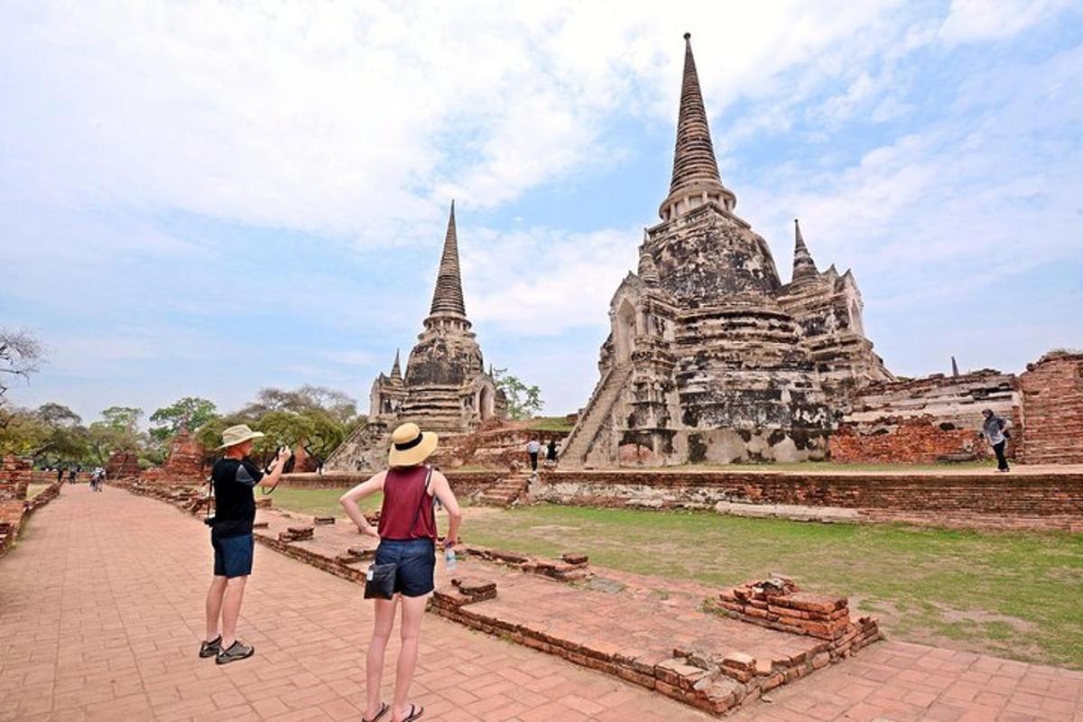 twee mensen staan voor een tempel
