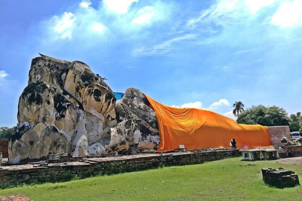 una grande roccia con un telo arancione intorno