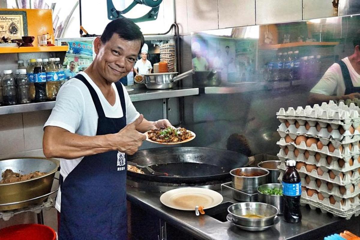 Un hombre en una cocina preparando un plato de comida.