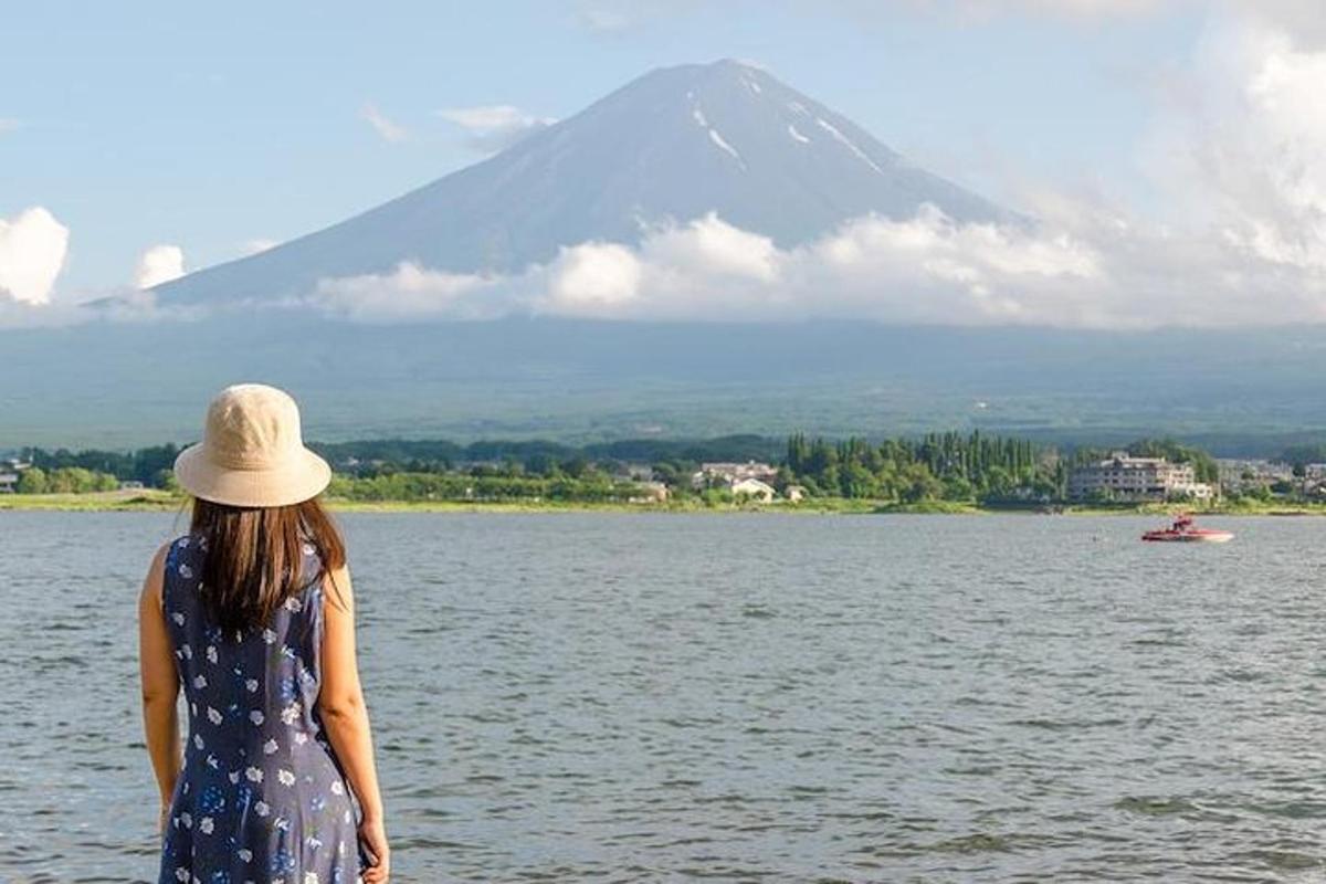 seorang wanita berdiri di hadapan tasik dengan gunung