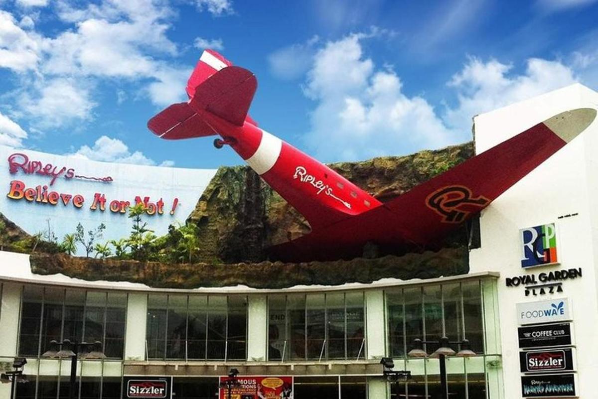 ein großes rotes Flugzeug auf einem Gebäude