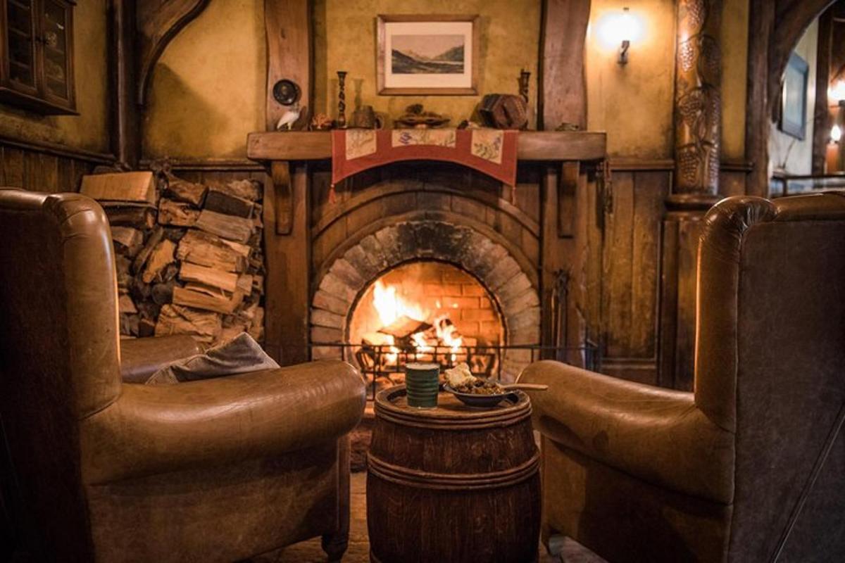 ein Wohnzimmer mit Kamin und zwei Stühlen