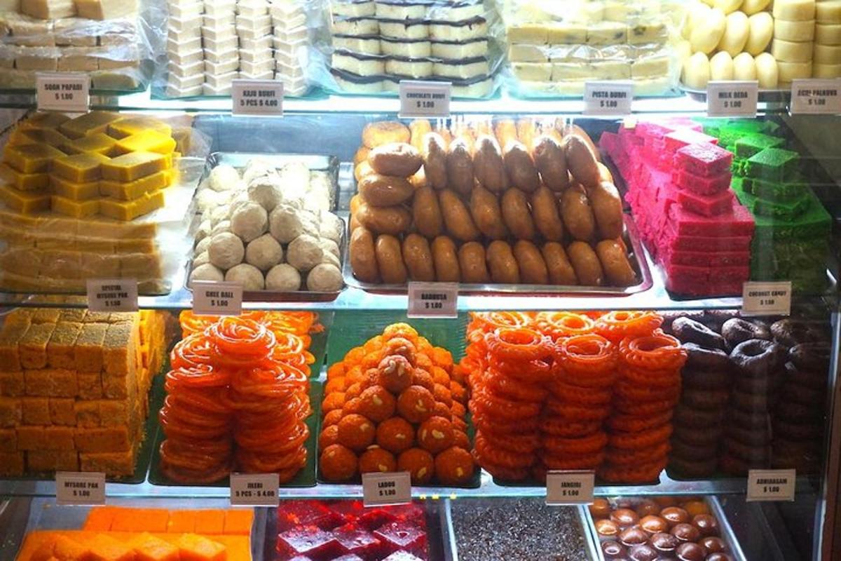 una vitrina plena de diferents tipus d'aliments