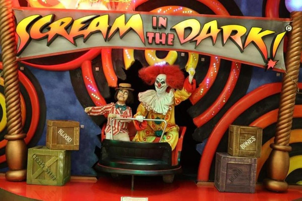 ein Clown im Dunkeln Spiel auf einem Tisch
