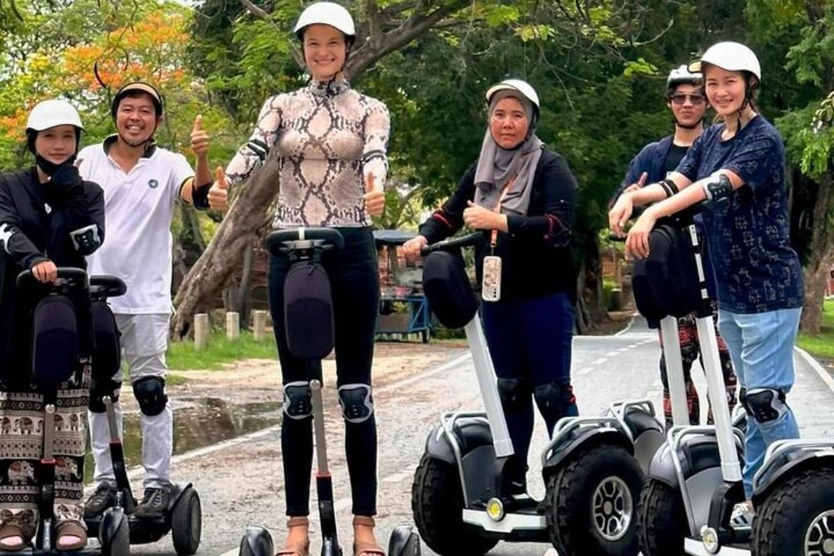 Skupina lidí jezdí na segwayích