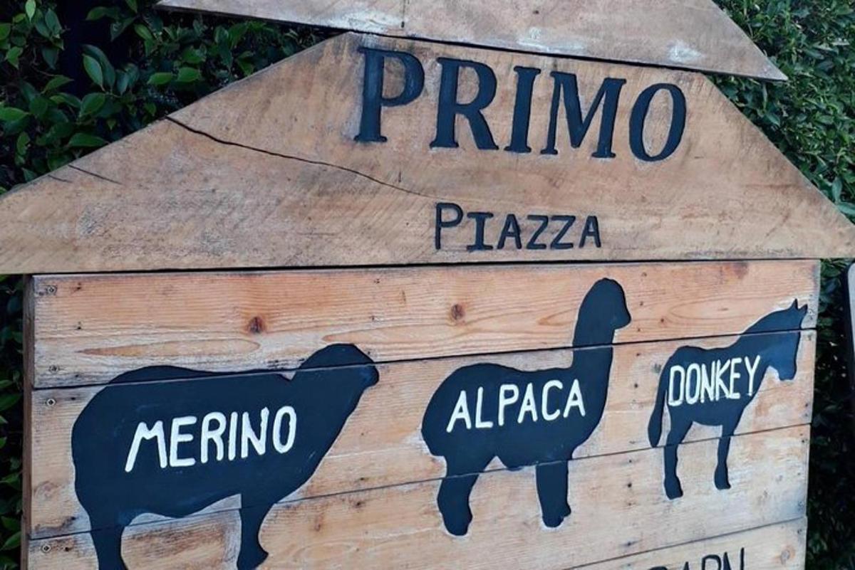 dřevěná cedule pro pizzerii se dvěma krávami