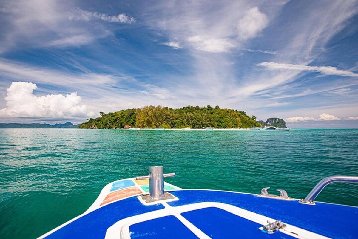 una barca in acqua con un'isola in lontananza