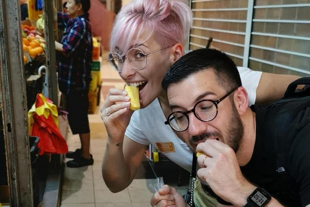 to menn som spiser en banan og smiler til kameraet