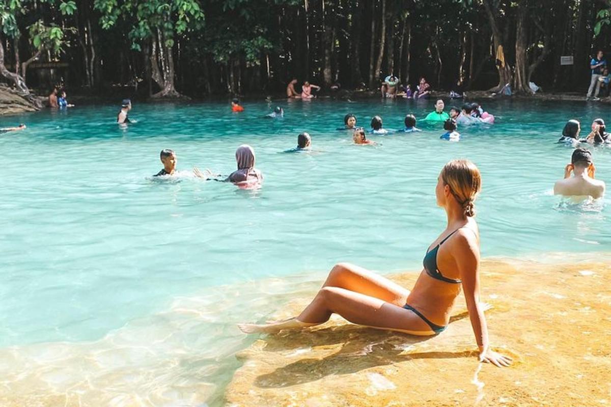 o femeie stând în apa unei piscine