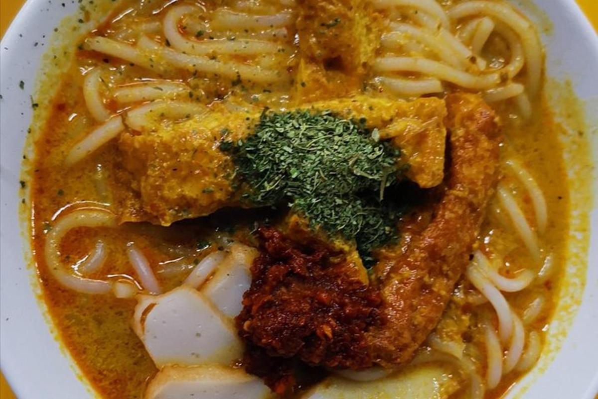 semangkuk sup putih dengan mi dan brokoli