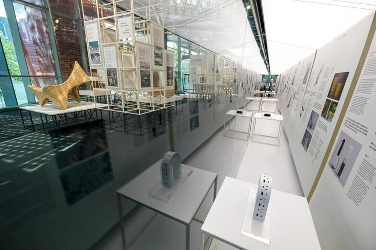 Una exposición de museo con una estrella y otros objetos en exhibición.