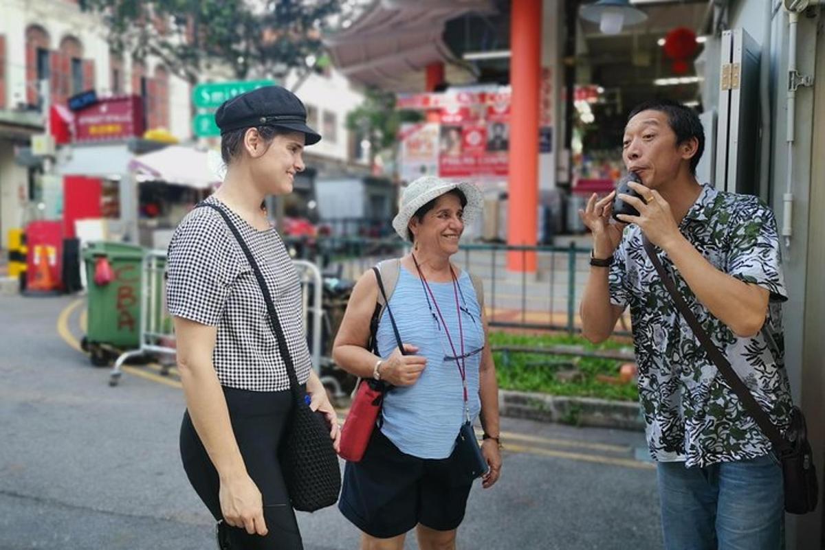 seorang wanita mengambil gambar dua wanita di jalan