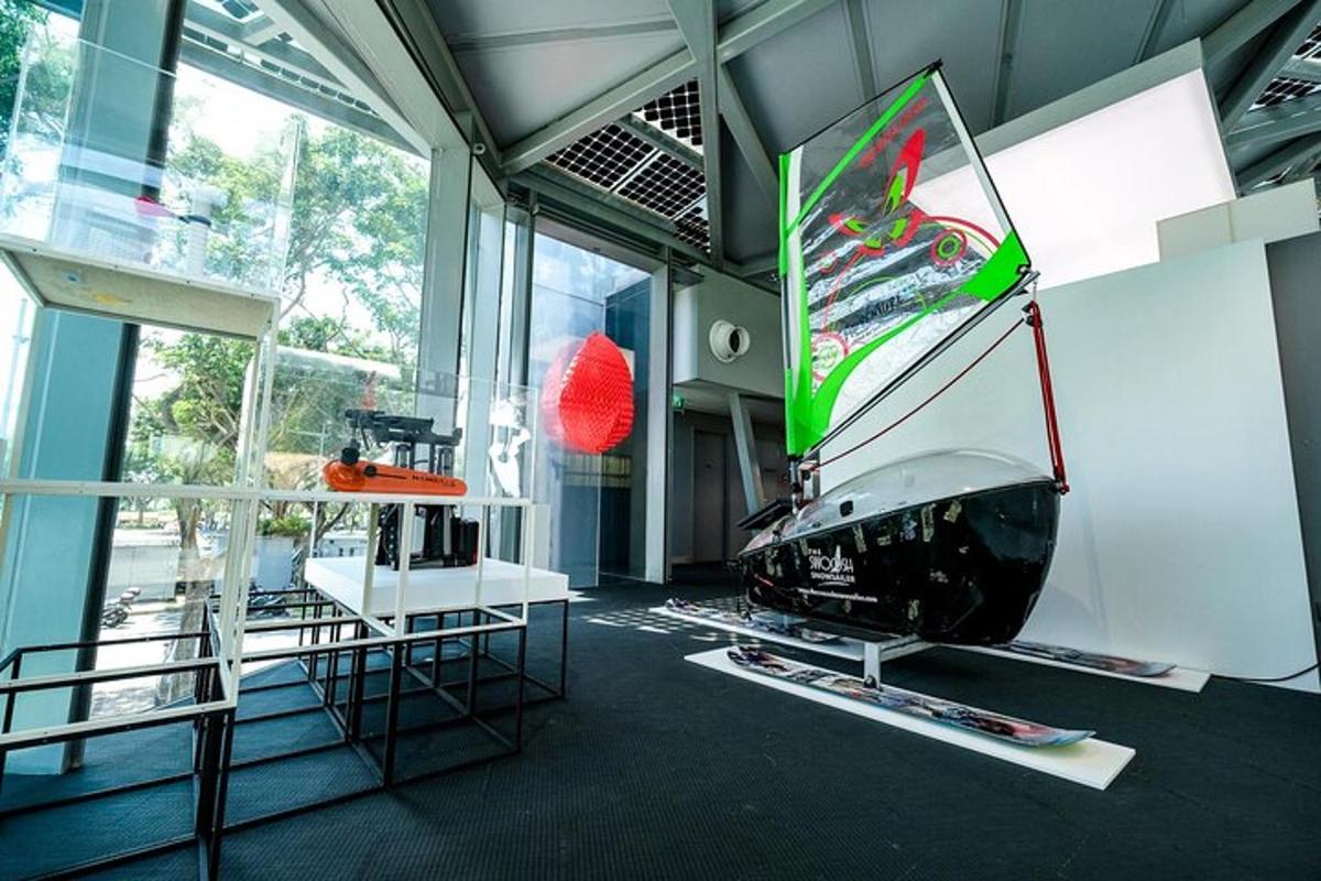 Una habitación con un televisor y un pez en exhibición.