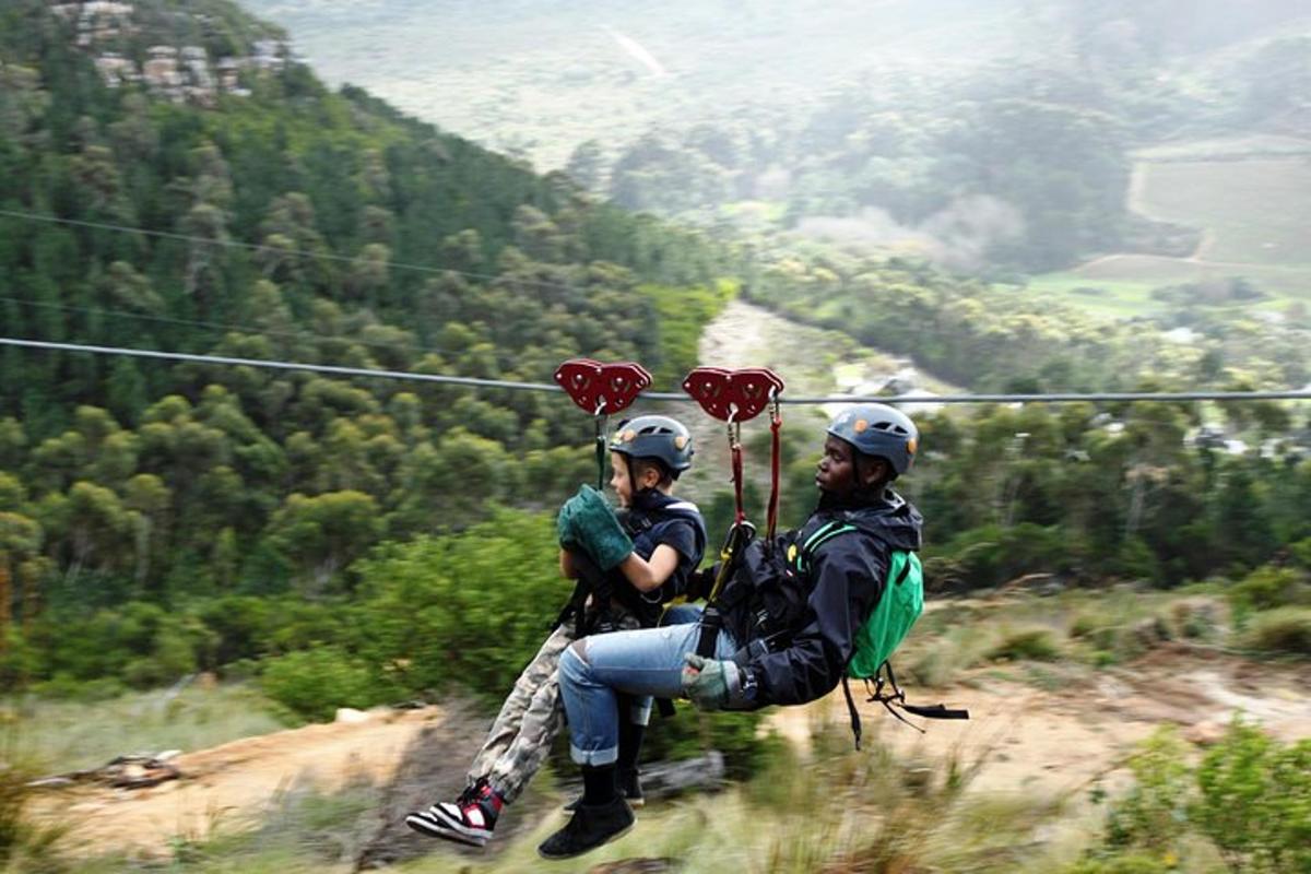 due persone sono su una montagna con i paracaduti