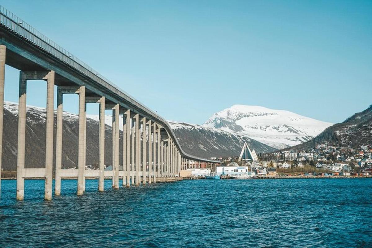 en bro over et vandområde med snedækkede bjerge