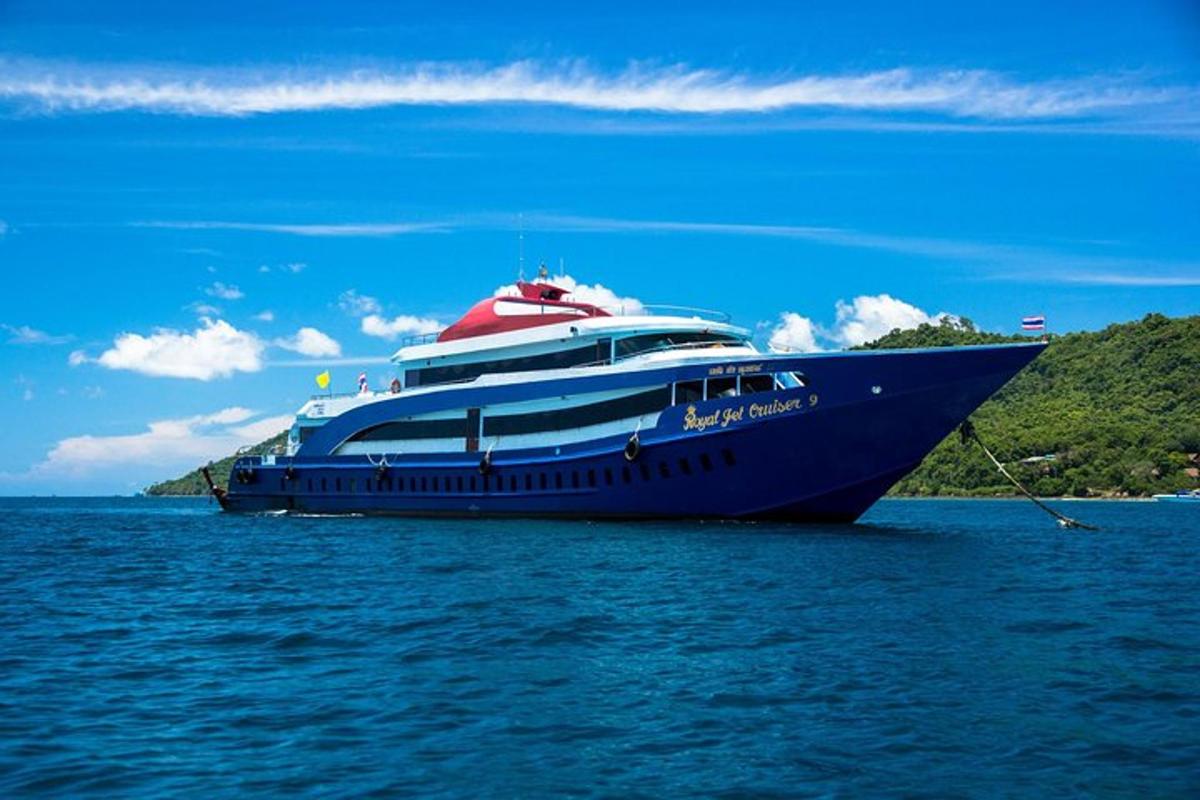 sebuah kapal persiaran besar duduk di dalam air