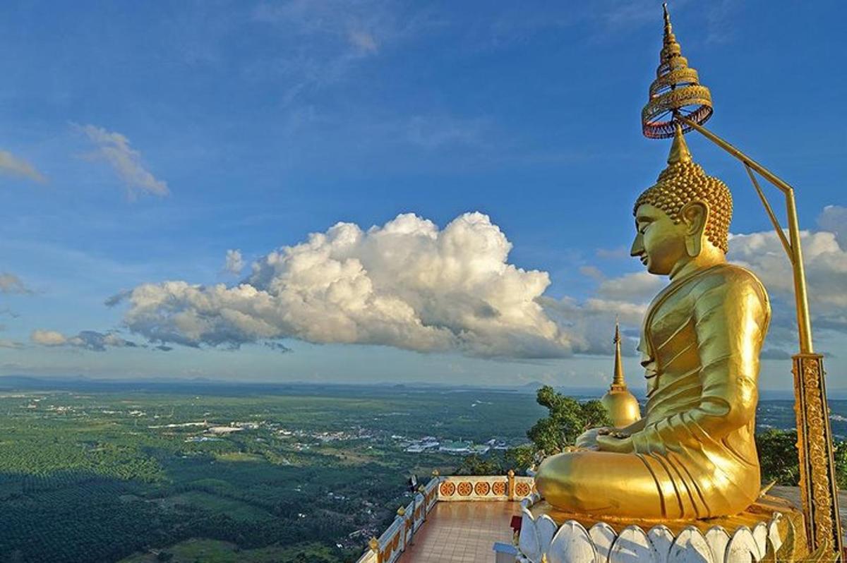 uma grande estátua de ouro sentada no topo de um edifício