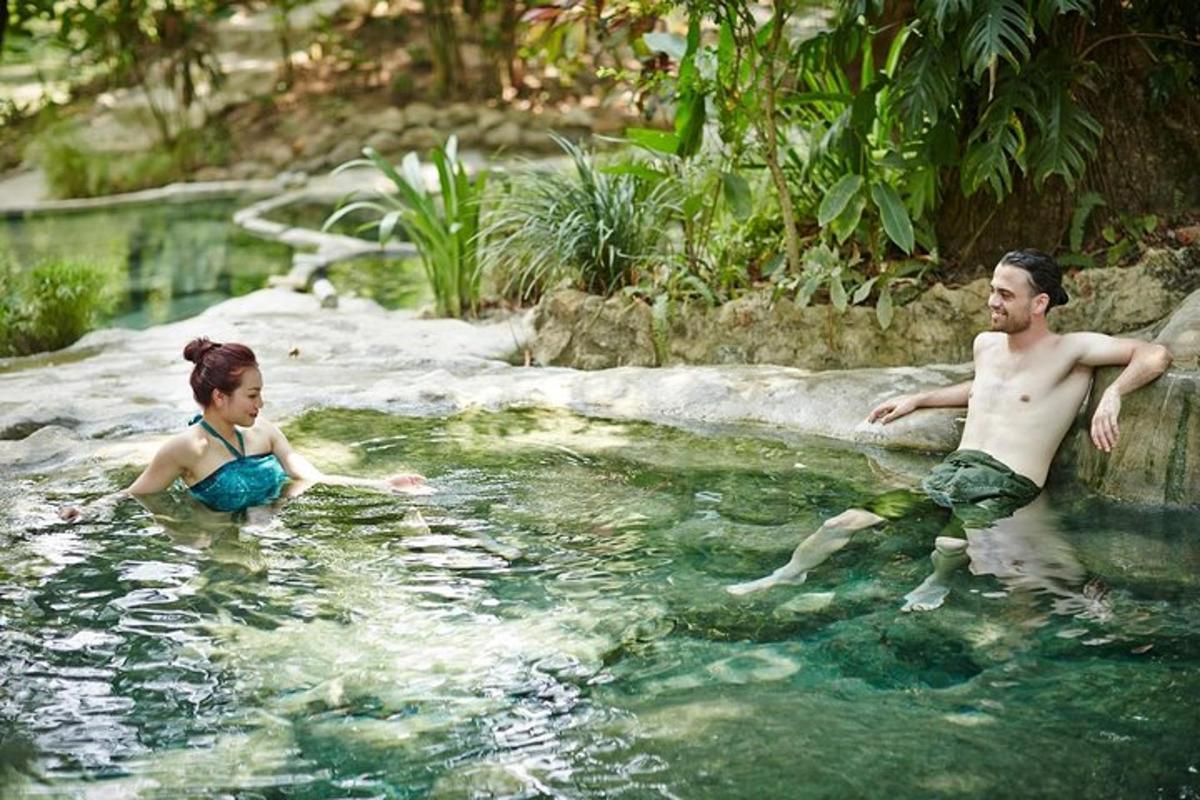 um homem e uma mulher brincando em uma piscina de água