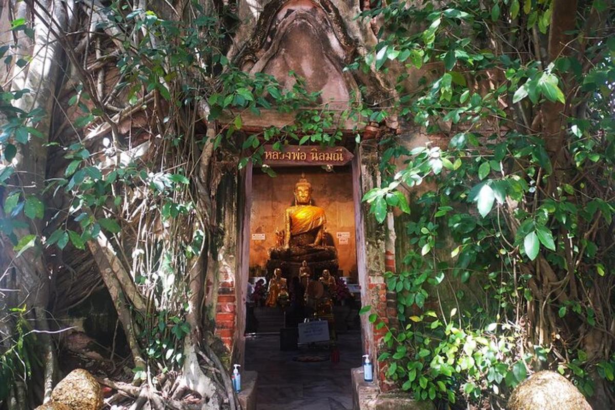 一座门口有雕像的佛教寺庙