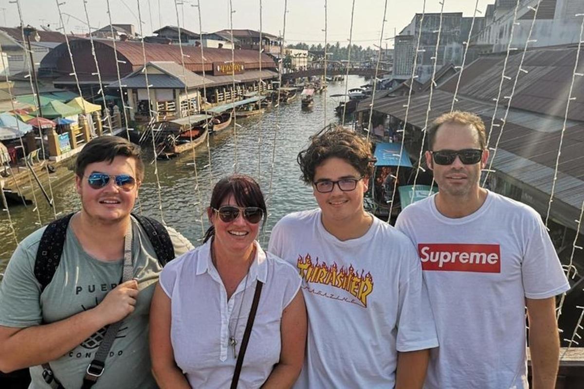 skupina lidí stojící na lodi ve vodě